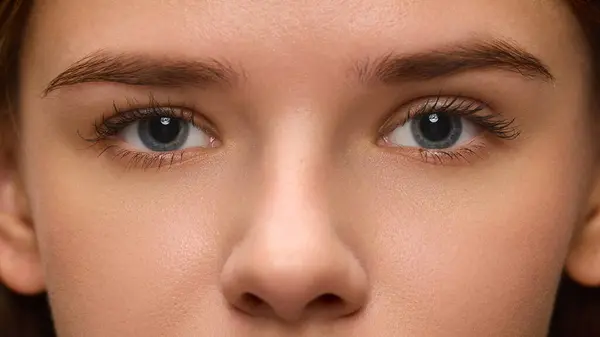 The Attraction Glance! Look In Your Eyes